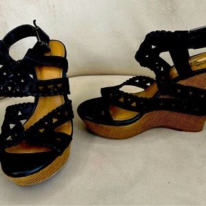 Size 7 chunk heel sandal in black